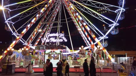 Toma-En-Cámara-Lenta-De-Ancho-Medio-De-La-Noria-Gigante-En-El-Mercado-Navideño-De-Monte-Carlo-En-Port-Hercule,-Rue-De-La-Piscine.