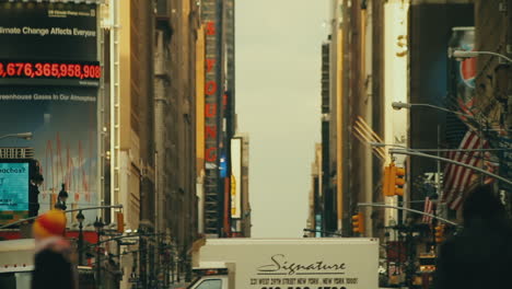 Fußgänger-überqueren-Die-Belebte-Manhattan-Street-In-Der-Nähe-Des-Times-Square-Mit-Starkem-Verkehr-Im-Hintergrund