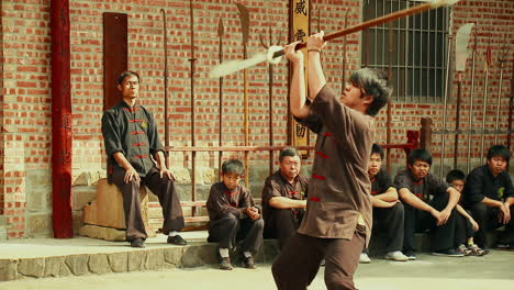 Guerrero-Wushu-Mostrando-Habilidad-En-Lucha-De-Kungfu-En-Solitario-Con-Daga-Oriental