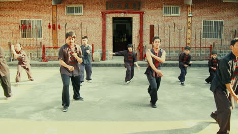 Gruppe-Asiatischer-Menschen,-Die-In-Alten-Chinesischen-Kampfkunsttechniken-Trainieren