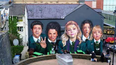 Graffiti-De-Niños-Vestidos-Con-Uniformes-Escolares-En-Derry,-Irlanda-Del-Norte.