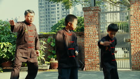 Kinder-üben-Kampfkunst-Mit-Ihrem-Alten-Meister-In-Taiwan