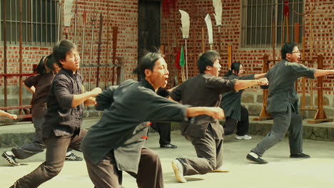 Maestro-De-Wushu-Y-Discípulos-Sincronizaron-Kungfu-En-La-Escuela-De-Artes-Marciales