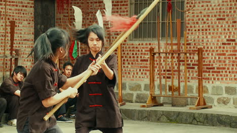 Orientalische-Mädchen-Kämpfen-In-Einem-Wushu-Scheinkampf-Gegeneinander-In-Den-Kampfkünsten
