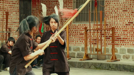 Chicas-Orientales-Luchando-En-Artes-Marciales-En-Una-Pelea-Simulada-De-Wushu-Uno-A-Uno.