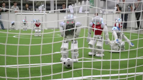 Blick-Hinter-Das-Fußballtornetz-Des-Nao-Roboters,-Der-Ein-Tor-Schießt