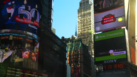 Vista-De-Lapso-De-Tiempo-Durante-El-Día-De-Times-Square-En-La-Ciudad-De-Nueva-York