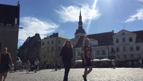 Menschen,-Die-In-Der-Innenstadt-Von-Tallinn,-Estland,-Spazieren-Gehen