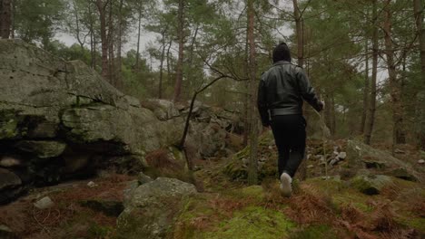 Hombre-Encapuchado-Caminando-Por-El-Bosque-Ayudado-Por-Un-Bastón-En-Fontainebleau,-Francia