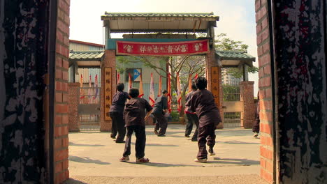 Kleine-Schüler-Lernen-Kampfkunst.-Taiwan.-Lockdown-Schuss