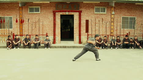 Erfahrener-Kung-Fu-Kämpfer,-Der-In-Einer-Schule-Für-Traditionelle-Kampfkünste-übt