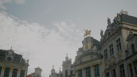 Golden-Horse-Statue-of-Charles-de-Lorraine,-Grote-Markt,-Grand-Place