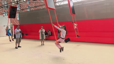 Columpios-Largos-Recreativos-Para-Niños-Alemanes-En-Una-Escuela-Infantil,-Toma-Panorámica