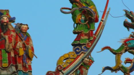 Dekorative-Und-Farbenfrohe-Skulptur-Von-Menschen-Und-Drachen-über-Dem-Tempel-In-Taiwan