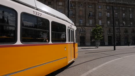 Gelbe-Straßenbahn-Kommt-Am-Kossuth-Lajos-Platz-In-Budapest,-Ungarn-An