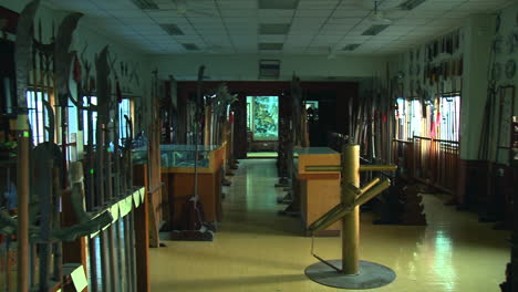 Die-Übersicht-über-Die-Waffenhalle-Im-Waffenmuseum-Taiwan,-Schwenk-Nach-Rechts