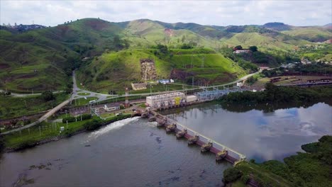 Toma-Aérea-De-Seguimiento-De-La-Presa-Y-Central-Hidroeléctrica-De-Santa-Cecília,-Brasil.