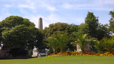 La-Punta-Del-Monumento-A-Wellington-Detrás-De-Los-árboles-De-Phoenix-Park,-Dublín.