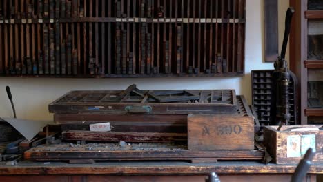 Desordenado-Antiguo-Tipografía-Taller-De-Fabricación-De-Impresión-En-Madera-Museo,-Irlanda