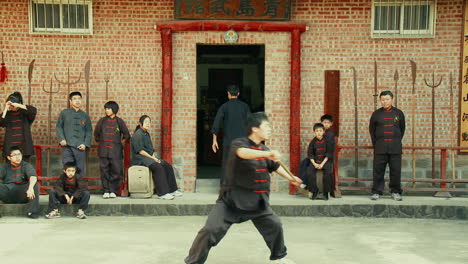 Traditioneller-Orientalischer-Kämpfer,-Der-Seine-Fähigkeiten-Mit-Dem-Kung-Fu-Stab-Demonstriert