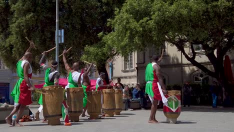 Burundi-Trommler,-Traditionelle-Afrikanische-Stammestanz-Straßenperformance,-Zeitlupe,-Dublin,-Irland