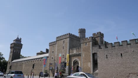 Cardiff-Castle-Atemberaubender-Eingang-An-Einem-Wirklich-Sonnigen-Tag
