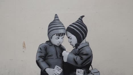 Zwei-Banksy-Mädchen-Flüstern-Kunstwerke,-Auf-Die-Ich-Gestoßen-Bin,-Als-Ich-Eine-Zufällige-Nebenstraße-Entlang-Ging