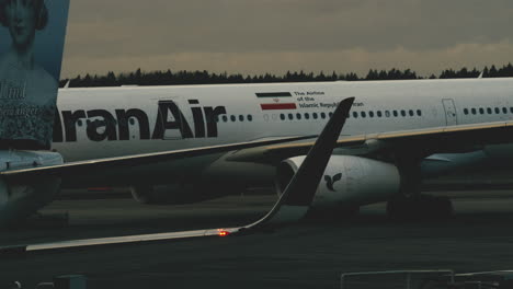 Iranair-Flugzeug-Wird-Vom-Gate-Am-Flughafen-Malaga-Abgeschleppt