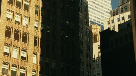 Zeitraffer-Von-New-Yorker-Gebäuden-Im-Schatten,-Aufgenommen-Auf-Einer-Filmrolle