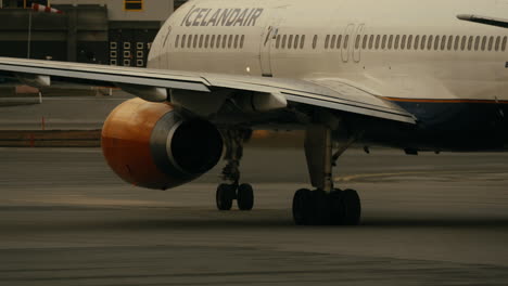 Kamerafahrt-Mit-Funktionierendem-Triebwerk-Der-Boeing-757-Beim-Bewegen-Auf-Der-Rampe-Malaga