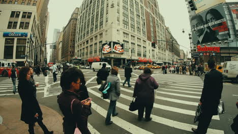 Zeitraffer-Von-Fußgängern,-Die-Eine-Belebte-New-Yorker-Straße-überqueren