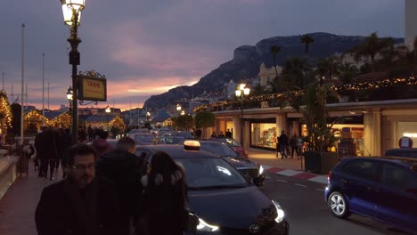 Calle-Muy-Transitada-Con-Muchos-Peatones-Y-Automóviles-Durante-La-Puesta-De-Sol-En-La-Avenue-D&#39;Ostende-De-Mónaco-En-Monte-Carlo.