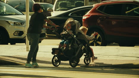 Mutter-überquert-Die-Straße-Mit-Kinderwagen-Und-Zwei-Kindern-Am-Flughafen-Malaga