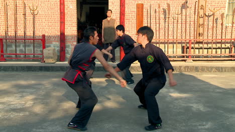 Männergruppe-übt-Kampfsportelemente-In-Der-Schule-In-Taiwan
