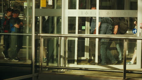 Panorámica-De-Personas-Que-Cruzan-La-Puerta-De-Salida-En-La-Terminal-Del-Aeropuerto-De-Málaga.