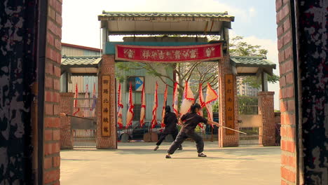 Jóvenes-Chinas-Realizan-Danza-De-Espada-En-El-Patio-De-La-Escuela-De-Artes-Marciales.