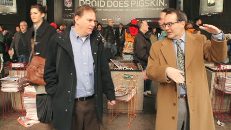 Dos-Desconocidos-Conversando-Entre-La-Multitud-De-Nueva-York-En-El-Centro-De-La-Ciudad.