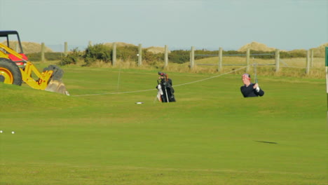 Golfista-Habitual-Balanceándose-En-St-Andrews-Links-En-Fife-Escocia-En-Cámara-Lenta