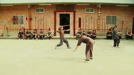 Chicas-Asiáticas-En-La-Escuela-De-Lucha-De-Artes-Marciales-Practicando-Con-Espadas-De-Madera-Estáticas.
