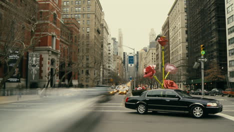 Paisaje-Urbano-De-Lapso-De-Tiempo-De-Tráfico-En-El-Centro-De-La-Ciudad-De-Nueva-York