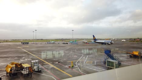 Gesperrte-Zeitraffer-Totalaufnahme-Des-Flugplatzes-Des-Flughafens-Dublin-Am-Terminal-1