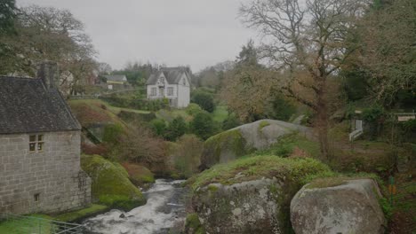 Scenic-Village-View-Of-Huelgoat-With-River,-Houses-And-Boulders