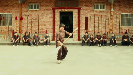Kampfkunstkämpfer-Mit-Orientalischer-Dolch-Kung-Fu-Demonstrationsstatik