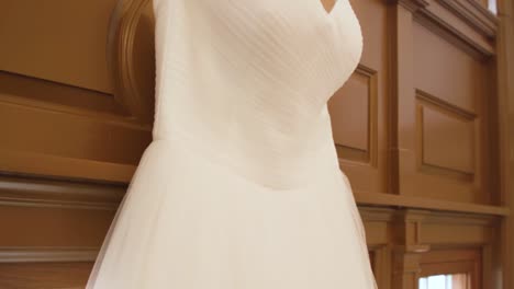 Kippbares-Hochzeitskleid-Vor-Einem-Fenster