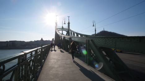 Caminando-Por-El-Puente-De-La-Libertad-O-El-Puente-De-La-Libertad-En-Budapest,-Hungría