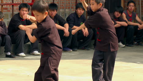 Zwei-Kinder-Lernen-Chinesische-Kampfkünste.-Kamerafahrt