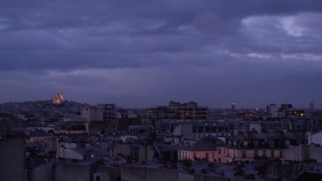 Blick-Von-Der-Dachterrasse-Auf-Paris-Am-Abend-Mit-Dramatischen-Wolken
