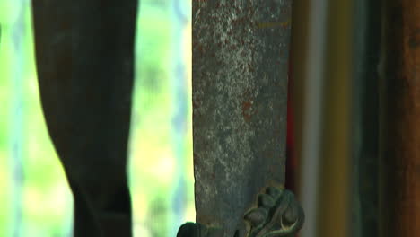 Drachenkopfschnitzerei-Schmückt-Den-Griff-Eines-Antiken-Chinesischen-Dao-Schwerts