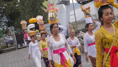 Damen-In-Traditioneller-Kleidung-Gehen-Zu-Einer-Religiösen-Veranstaltung-In-Bali-Im-Tempel