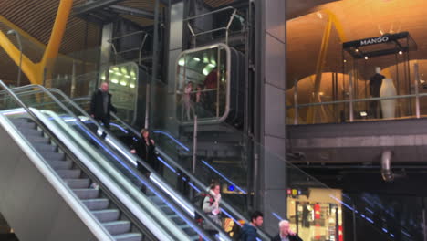 Menschen,-Die-Aufzüge-Und-Rolltreppen-Am-Flughafen-Madrid-In-Zeitlupe-Benutzen